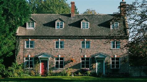 con una casa stile tudor|Come arredare una Casa in Stile Tudor sobria, elegante e.